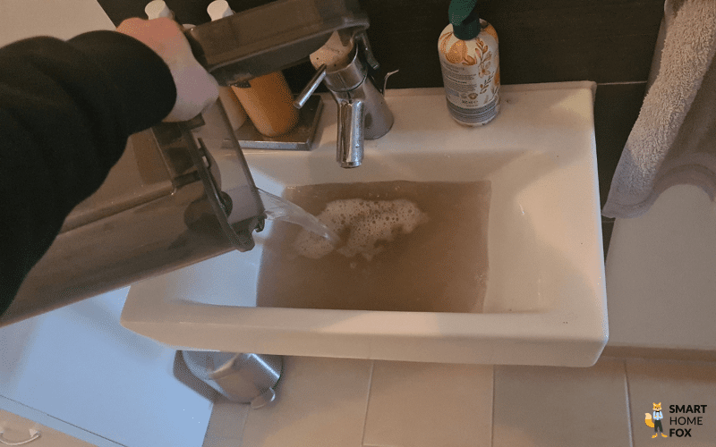 Der Schmutzwassertank des Dreame X40 Ultra wird entleert.